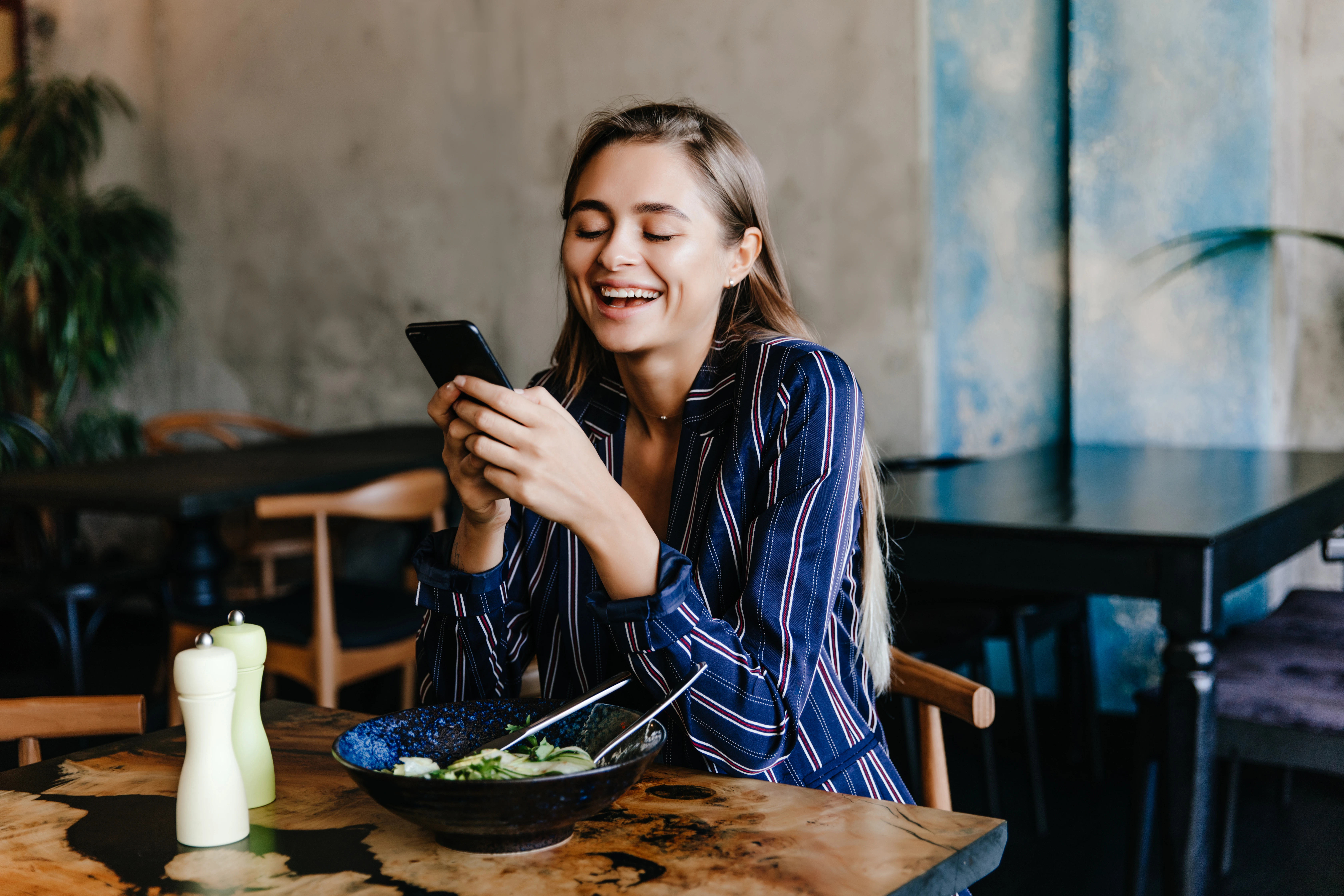 Mujer usando su teléfono para pagar